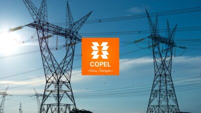 Torres de energia elétrica e logo da empresa Copel