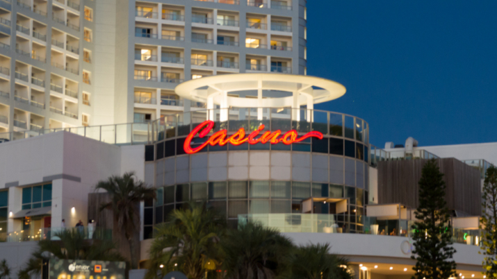 fachada-do-hotel-e-cassino-punta-del-este-chamado-enjoy-imagem-thiago-santosistockphoto