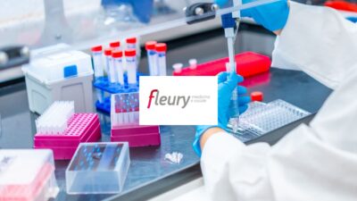 Montagem com um laboratório de análises médicas e o logo da empresa Fleury