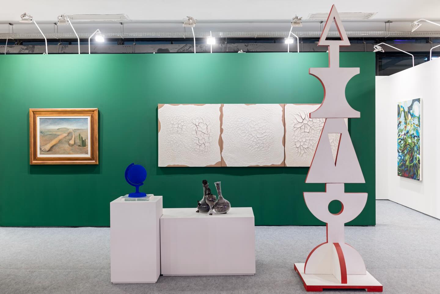 Galeria Flexa com destaque para "Terra" de Tarsila do Amaral