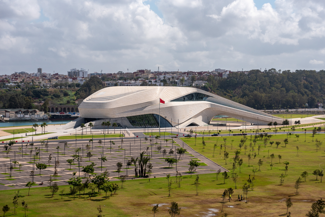 O Grande Teatro de Rabat no novo bairro emergente com edifícios modernos
