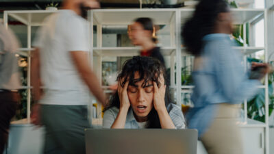 Mulher estressada no trabalho