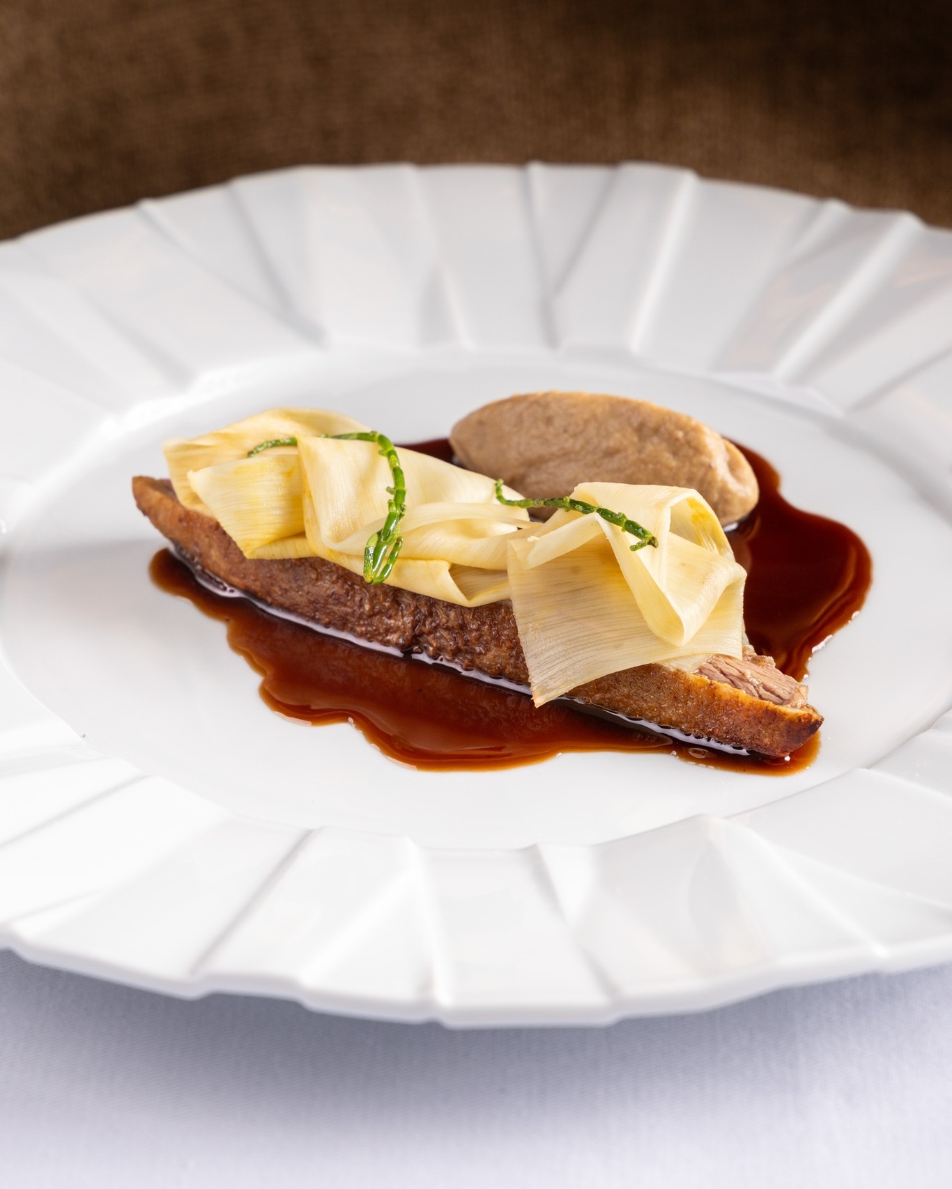 Magret de pato, com palmito, salicórnia, tucupi e couve-flor