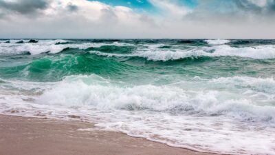 Maré alta com mar revolto na praia