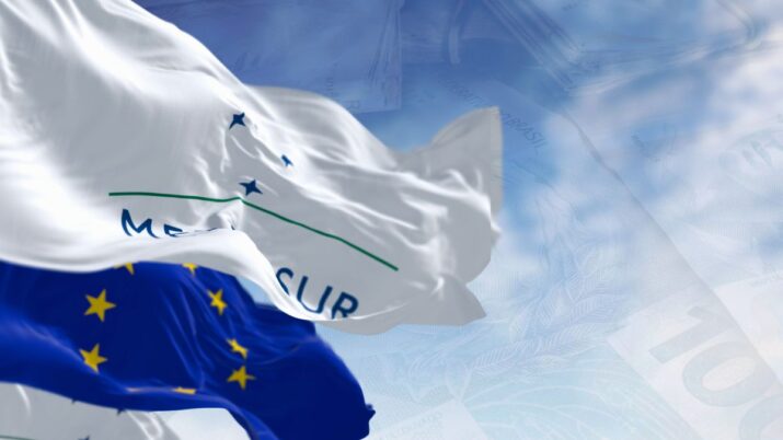 Bandeiras do Mercosul e União Europeia