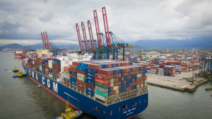 Navio com contêineres no Porto de Santos