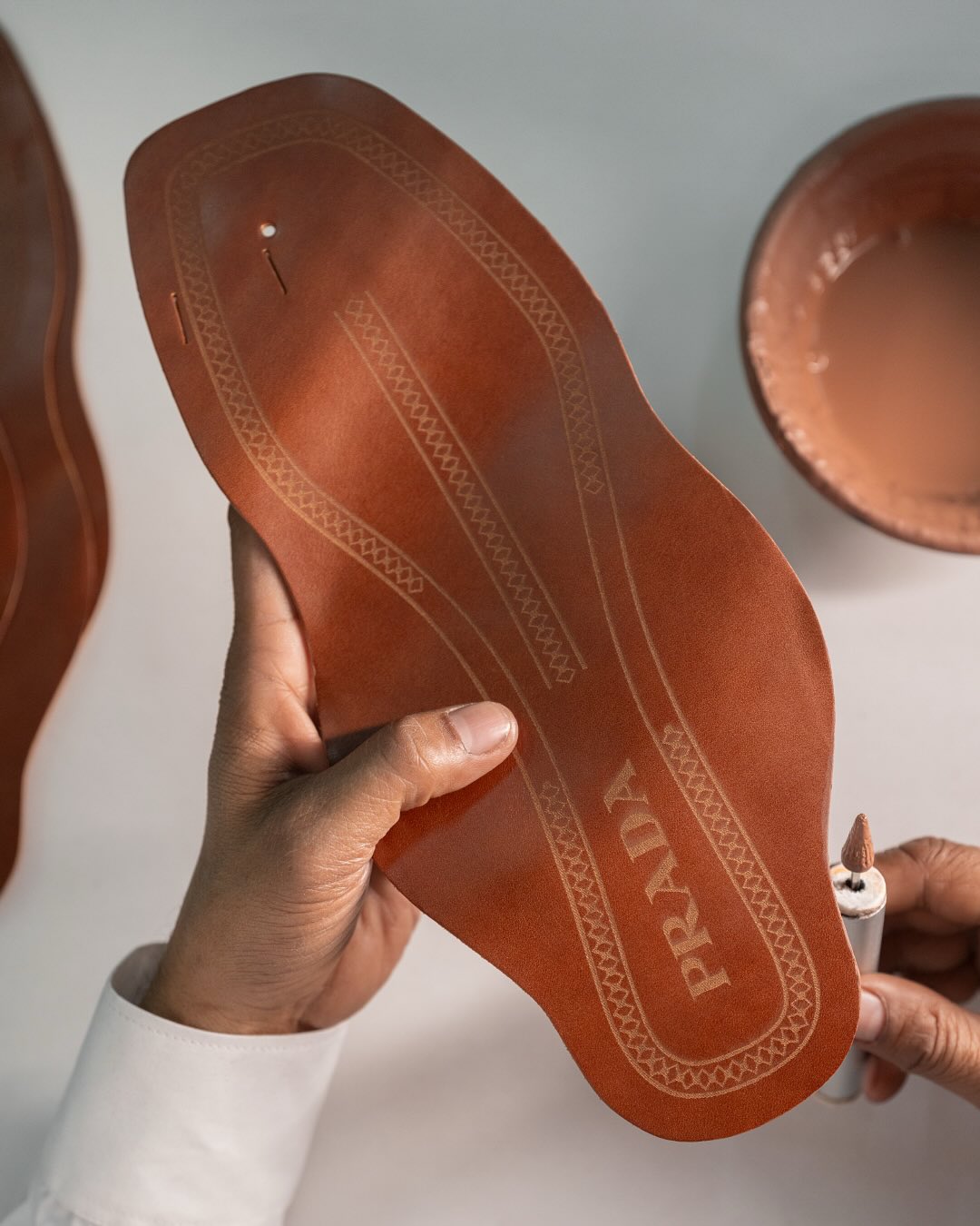 Sandálias da Prada são produzidas à mão por artesãos indianos