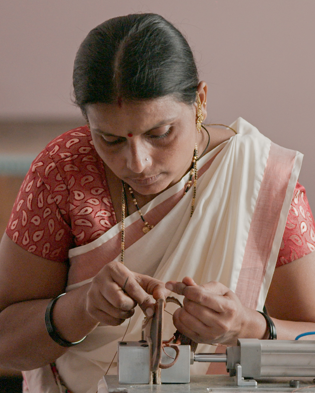 Prada está treinando 180 artesãos para produção de sandálias