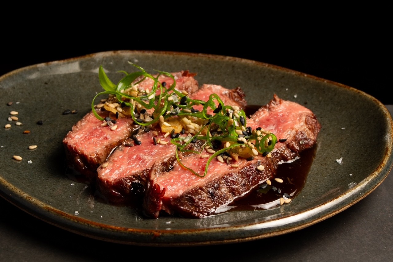 carne fatiada sobre prato