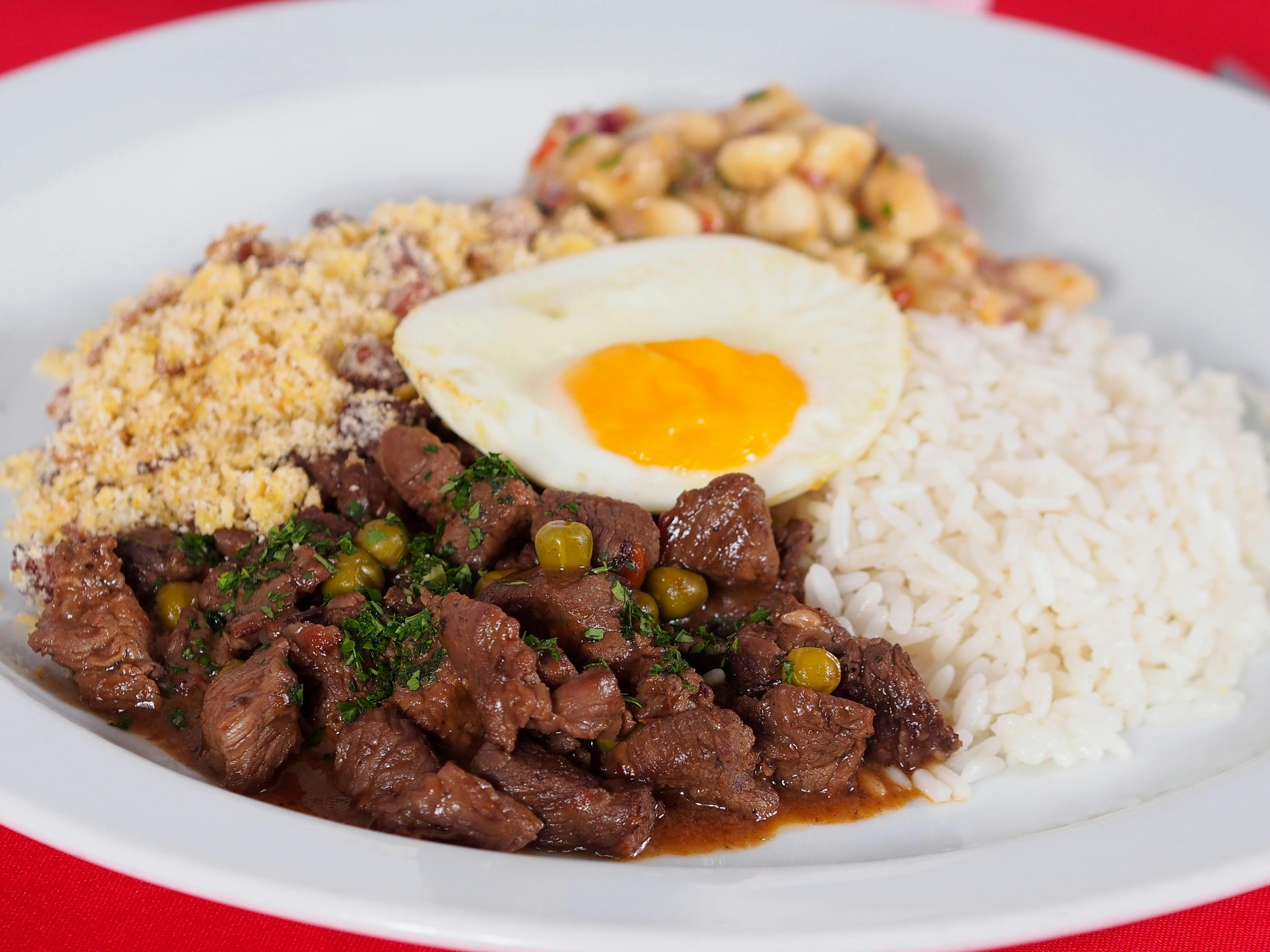 Temos um dos melhores guias alimentares do mundo justamente por causa da combinação de arroz, feijão, carnes, saladas e vegetais”, diz médica
