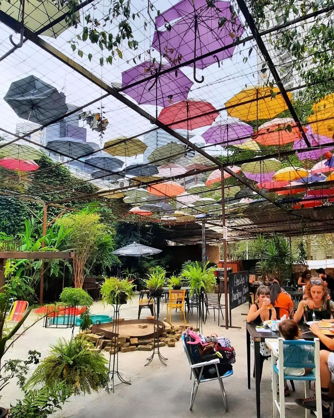 ambiente de restaurante repleto de sombrinhas coloridas no teto