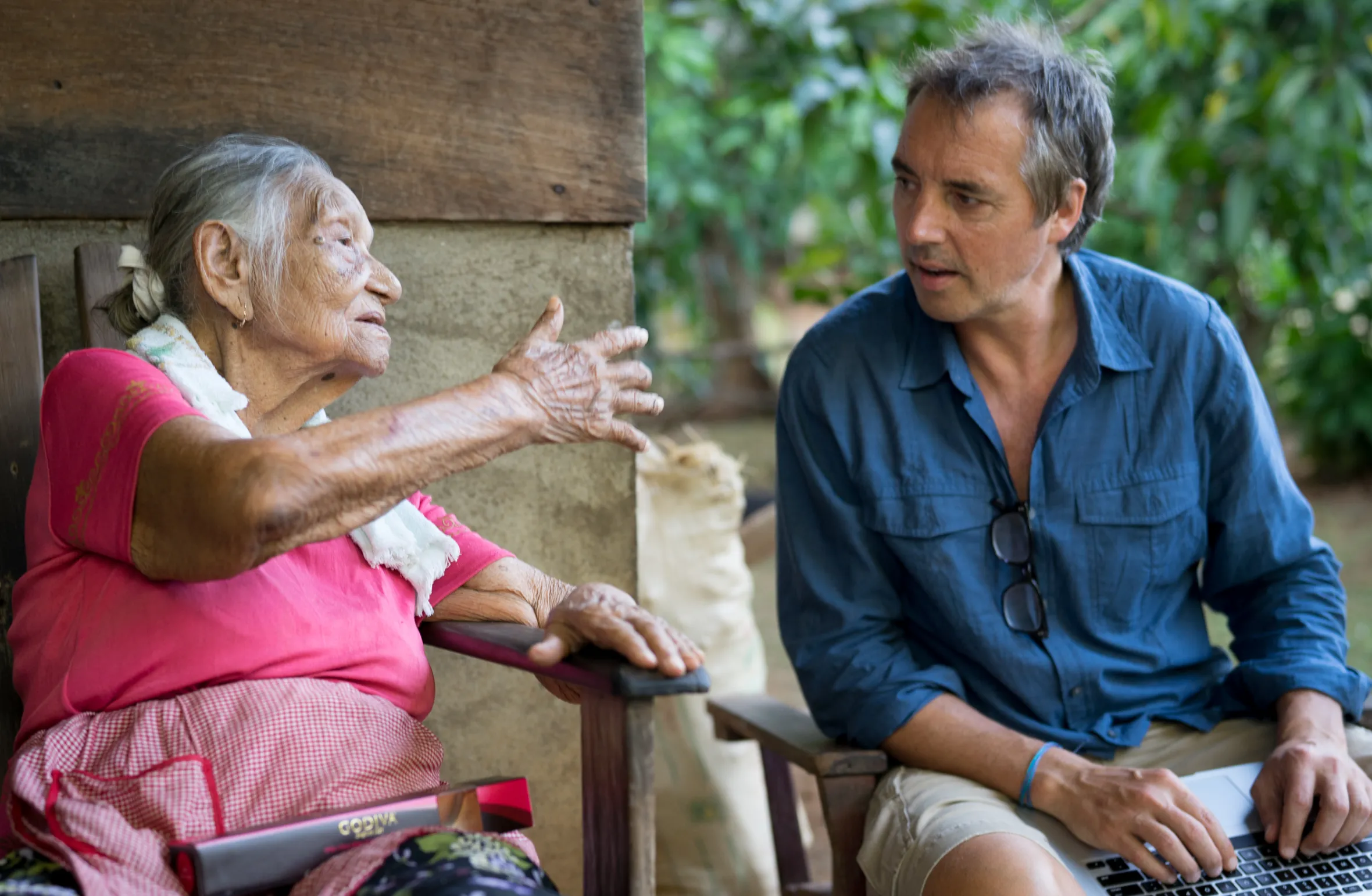Jornalista Dan Buettner entrevistando mulher em Nicoya, na Costa Rica