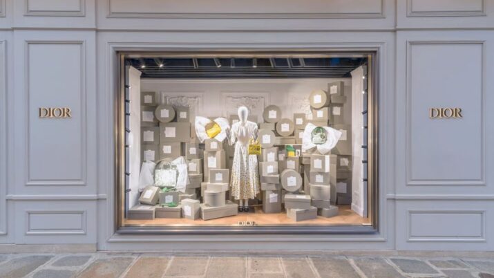 Fachada da loja da Dior, com paredes brancas e vitrine aesthetic