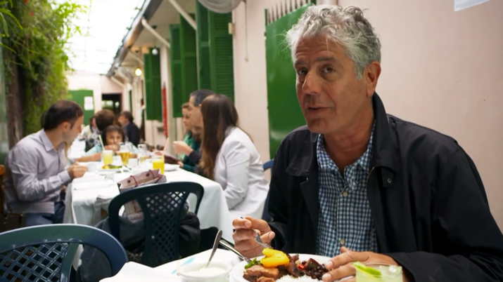 Anthony Bourdain provou lanche de mortadela do Mercadão e feijoada da Lana