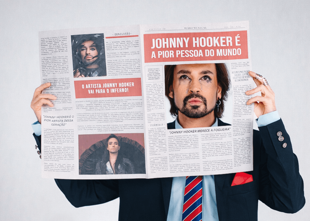 Johnny Hooker com um jornal