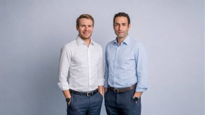 Gianfranco Nardini, sócio da ARZ Capital, está do lado esquerdo da foto com calça azul e camisa branca. Do lado direito, o CEO Frederico Maluf, com calça azul e camisa azul mais clara