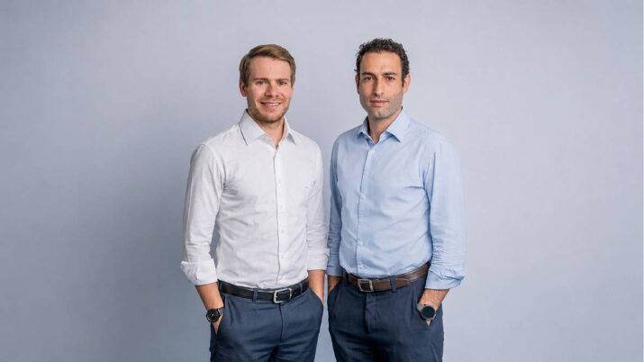 Gianfranco Nardini, sócio da ARZ Capital, está do lado esquerdo da foto com calça azul e camisa branca. Do lado direito, o CEO Frederico Maluf, com calça azul e camisa azul mais clara