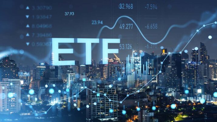 Conceito de ETF com dados financeiros e horizonte da cidade em estilo futurista à noite. ID da foto: 2245793437