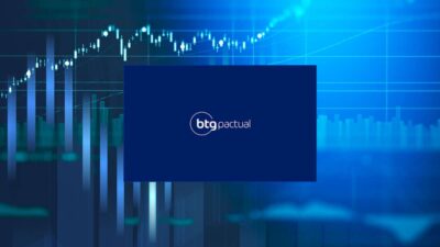 Logo do BTG Pactual sobre um fundo azul representando gráficos de ações