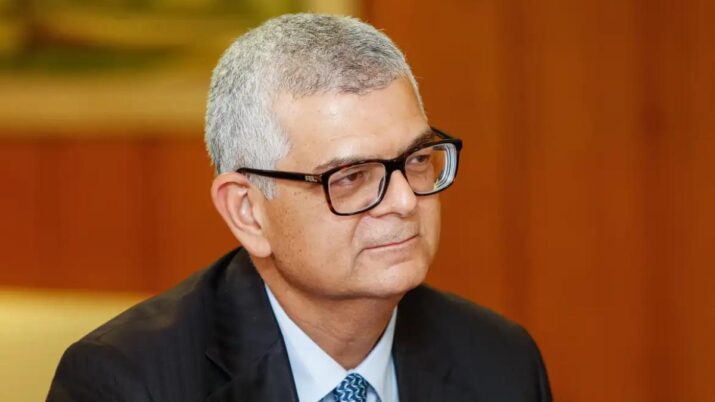Foto mostra Ivan Monteiro, com blazer preto, camisa branca, óculos pretos e cabelos brancos.