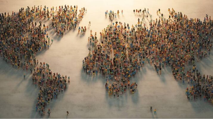 Imagem traz pessoas formando o mapa mundi