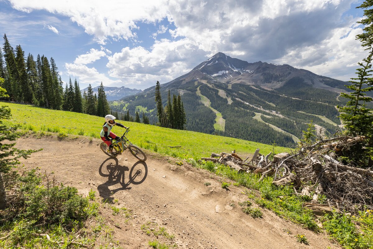 No verão, a neve dá lugar a modalidades como trilhas e mountain bike