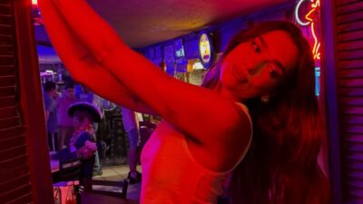 dua lipa em um bar