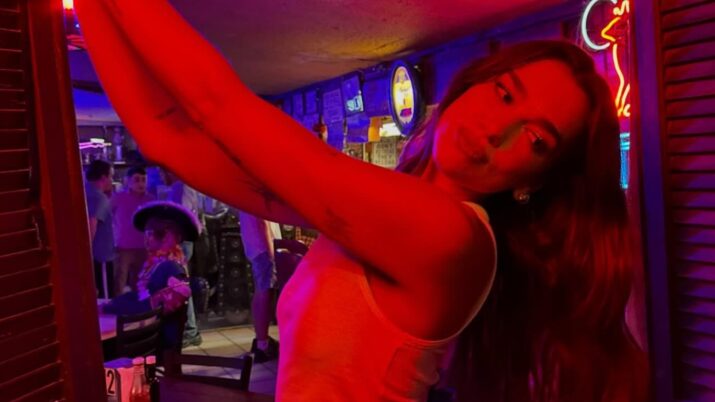 dua lipa em um bar