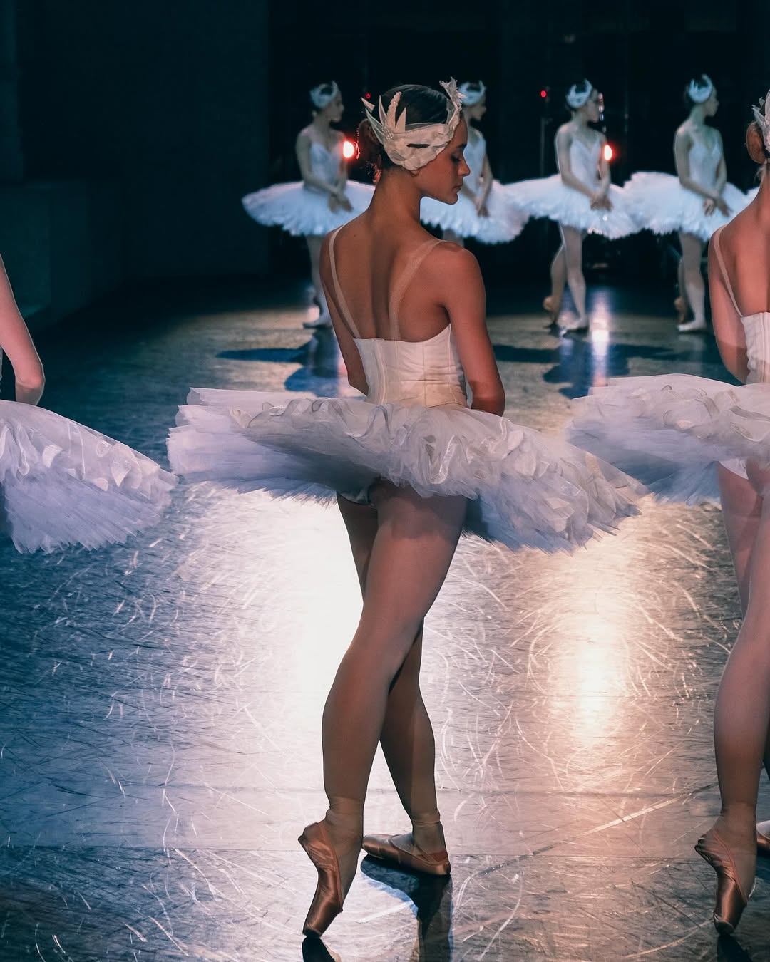 Luciana de costas no palco com o corpo de baile