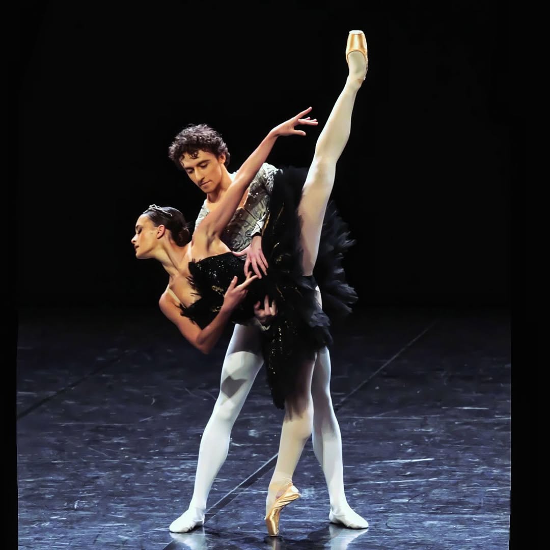 Luciana Sagio no palco dançando o pas de deux