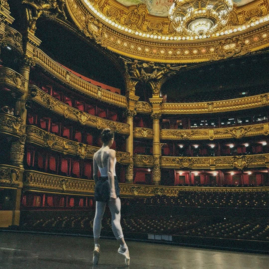 Luciana Sagioro de ponta no palco da ópera de paris