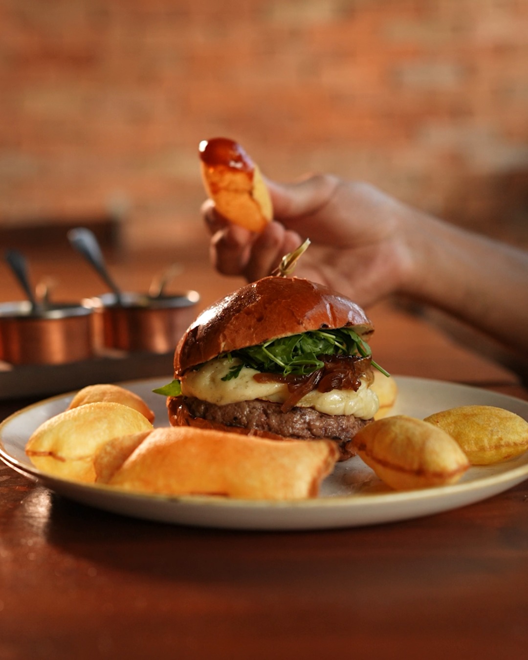 hamburguer no prato com batata