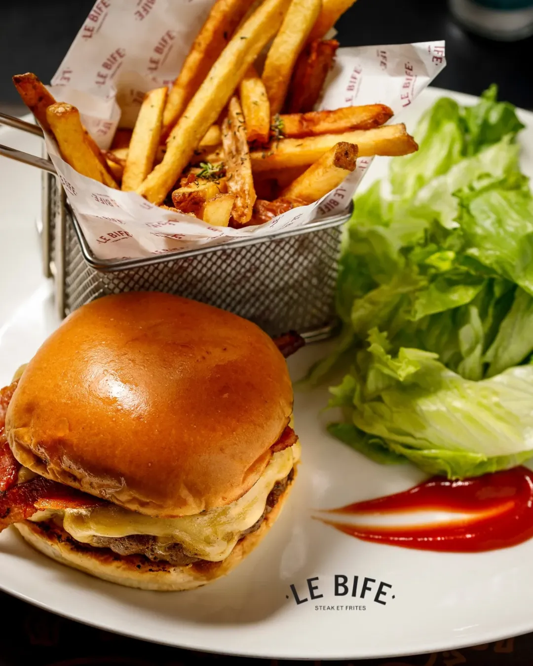 hamburguer, fritas e salada
