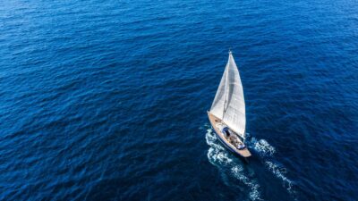 barco a vela em oceano azul