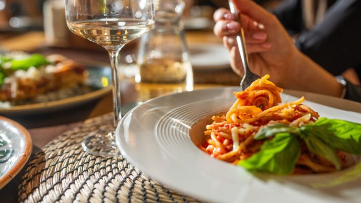Prato com massa e taça, representando um restaurante