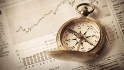Bússola e gráficos de investimentos