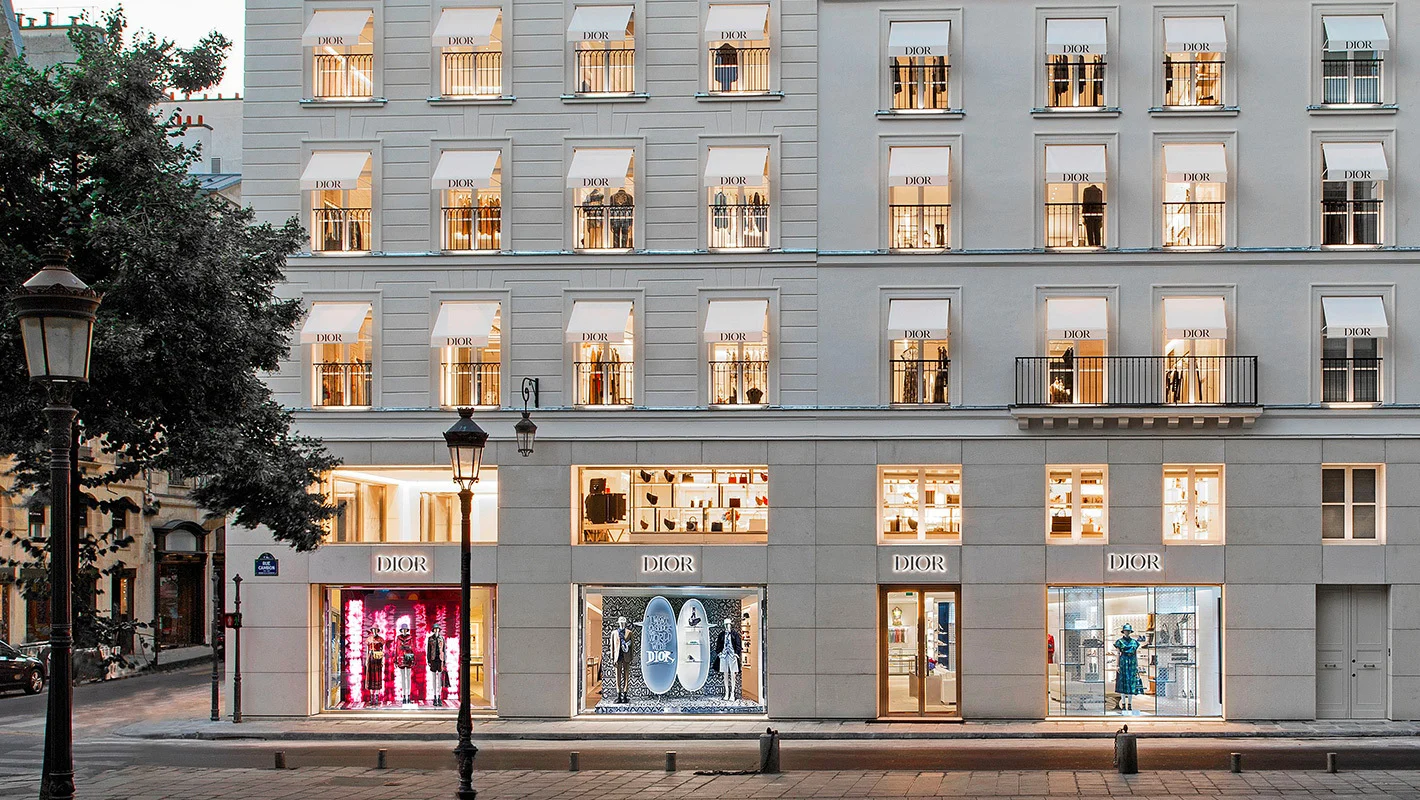 Vista exterior do prédio prédio da loja da Dior em Paris