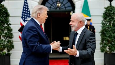 Imagem mostra os presidentes dos EUA, à esquerda, e do Brasil, à direita, apertando as mãos e sorrindo.