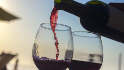 Consumo global de vinho caiu em 2025; Brasil e Portugal estão entre exceções