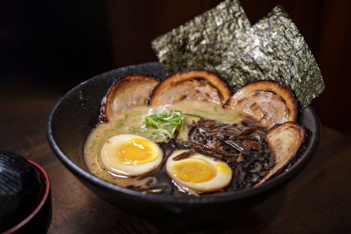 Tonkatsu ramen com coberturas, comida japonesa
