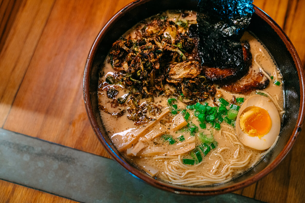 Vista de alto ângulo de um delicioso ramen de tonkotsu em uma tigela em uma mesa de madeira