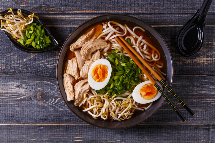 Japonês ramen sopa com frango, ovos, cebolinha verde e broto.
