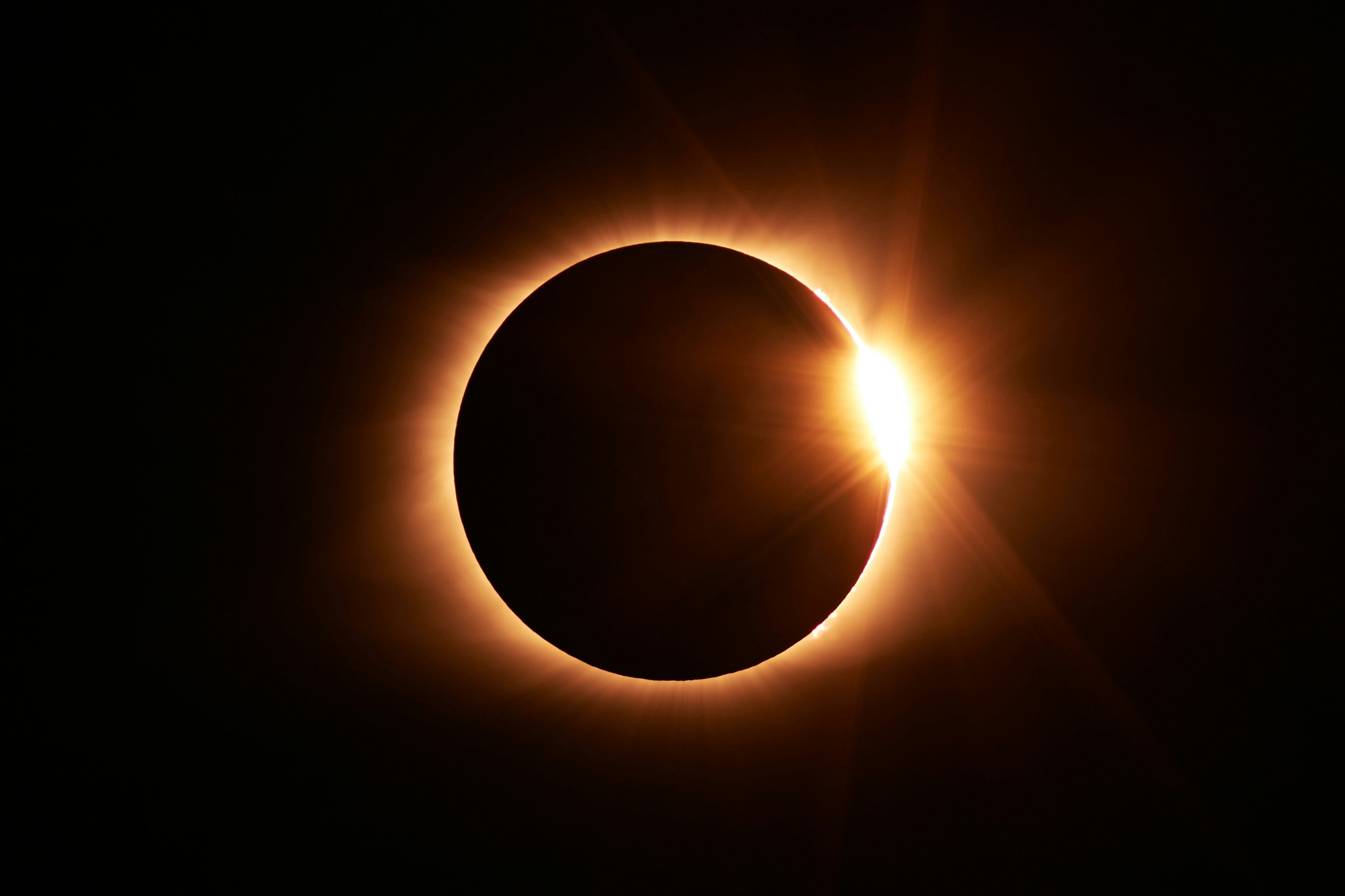 Dia vira noite: brasileiros poderão ver o eclipse mais longo e