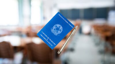 Carteira de trabalho para representar vagas de emprego