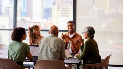 Mesa de conversa entre pessoas para representar uma reunião corporativa de estágio ou trainee