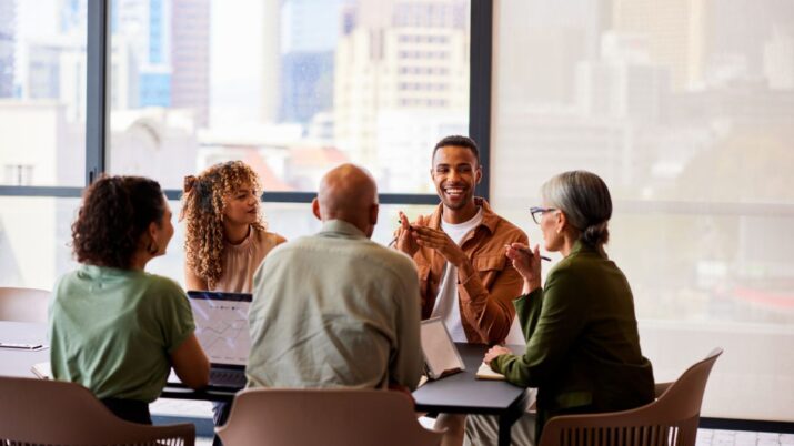 Mesa de conversa entre pessoas para representar uma reunião corporativa de estágio ou trainee