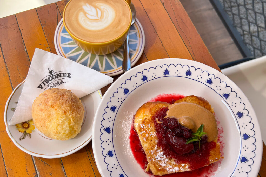 Café, pão de queijo e rabanada