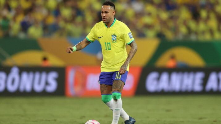 Neymar Jr jogando pela seleção brasileira.