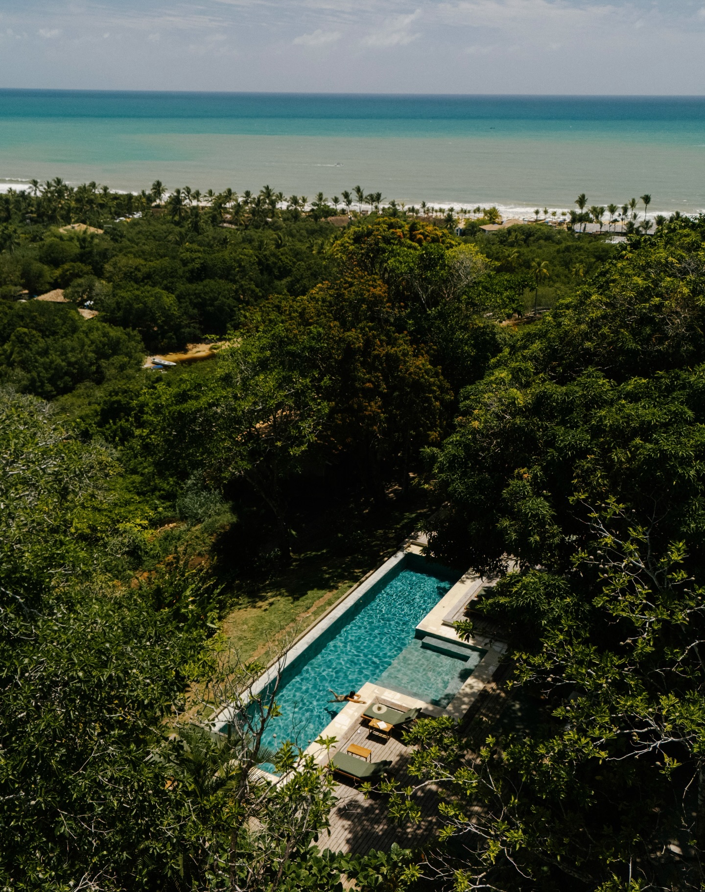Piscina do Hotel Vila Figo fica há poucos metros da praia dos Nativos