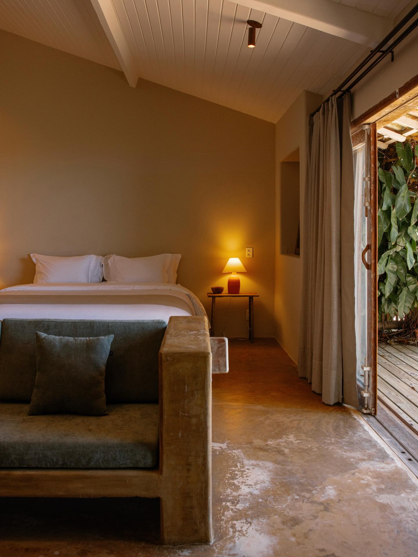 Os quartos do Hotel Vila Figo possuem 50 m² e estética rústica-chique